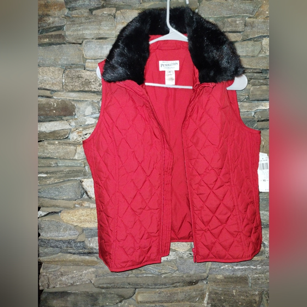 Pendleton NWT red down vest with removable fur collar, size M - Picture 6 of 10